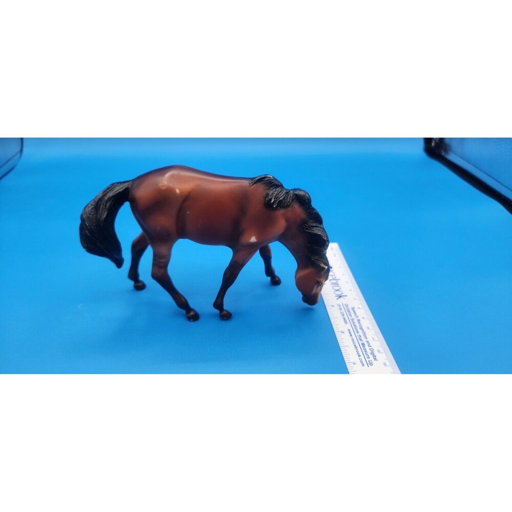 BREYER REEVES GRAZING CHESTNUT BROWN BLACK MANE TAIL 4” X 6”